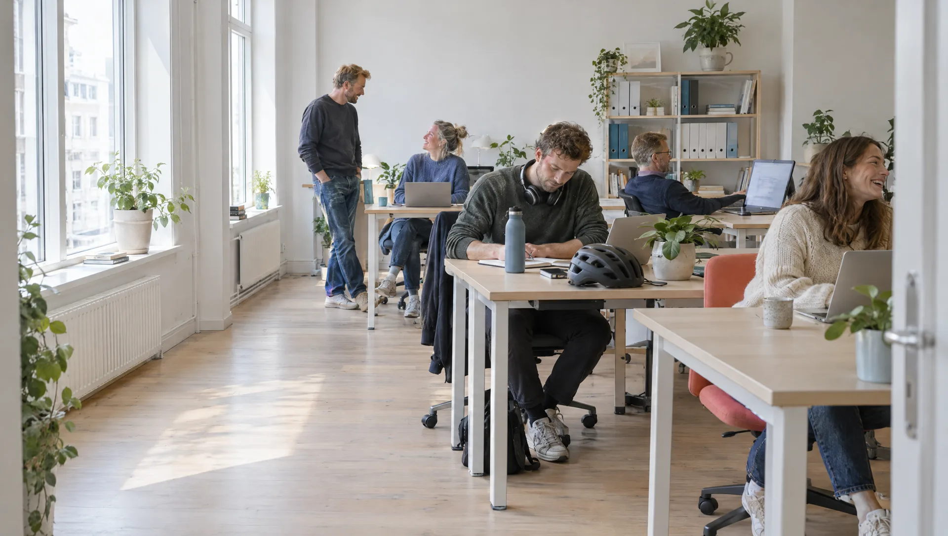 Et lyst kontor i Kolding, hvor holdet arbejder ved hver sin plads